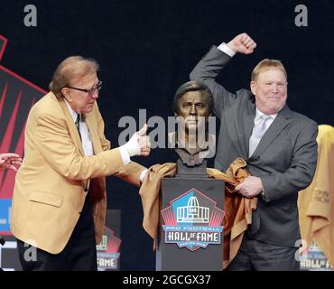 Canton, États-Unis. 08 août 2021. Tom Flores, intronisé en classe 2021, donne les pouces jusqu'à son buste aux côtés de Mark Davis, le propriétaire des Raiders de Las Vegas, lors de son enshrinement dans le Pro football Hall of Fame au stade Tom Benson Hall of Fame de Canton, Ohio, le dimanche 8 août 2021. Photo par Aaron Josefczyk/UPI crédit: UPI/Alay Live News Banque D'Images