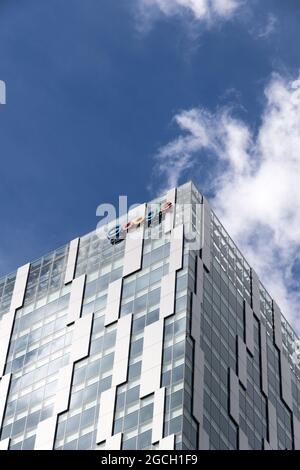 Tokyo, Japon. 7 août 2021. Ciel et nuages reflétés dans les bâtiments Banque D'Images