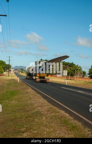 Transport de la lame de l'éolienne au mont Edith Windfarm. Kairi, Atherton Tablelands, Queensland du Nord, Australie Banque D'Images