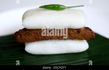 Bacille de Jadah sur une feuille de banan. Jadah combiné avec le bacille de tempe. Cuisine indonésienne de yogyakarta. Banque D'Images