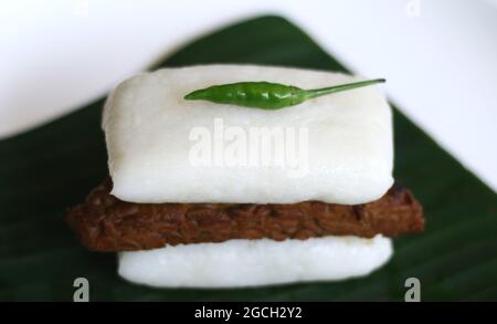 Bacille de Jadah sur une feuille de banan. Jadah combiné avec le bacille de tempe. Cuisine indonésienne de yogyakarta. Banque D'Images