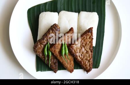 Bacille de Jadah sur une feuille de banan. Jadah combiné avec le bacille de tempe. Cuisine indonésienne de yogyakarta. Banque D'Images