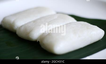 Jadah sur la feuille de banane. Jadah est une cuisine indonésienne à base de riz gluant, puroseau. Banque D'Images