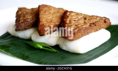 Bacille de Jadah sur une feuille de banan. Jadah combiné avec le bacille de tempe. Cuisine indonésienne de yogyakarta. Banque D'Images