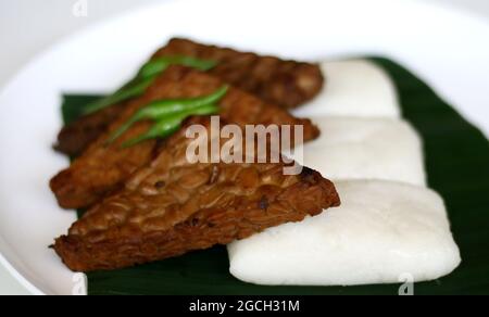 Bacille de Jadah sur une feuille de banan. Jadah combiné avec le bacille de tempe. Cuisine indonésienne de yogyakarta. Banque D'Images