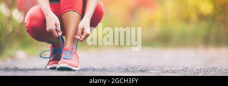 Entraînement et sport chaussures de course à pied femme coureur nouant les lacets se préparer pour la course d'été dans forêt parc panoramique bannière récolte d'en-tête. Fille de jogging Banque D'Images