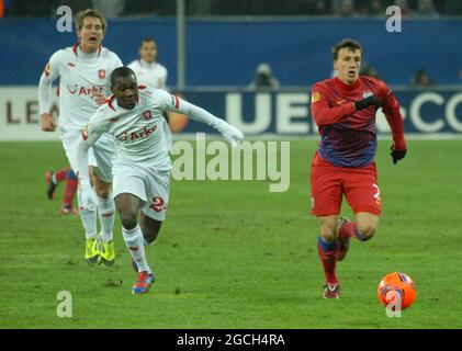 BUCAREST, ROUMANIE - 16 FÉVRIER 2012 : Vlad Chiriches (R) de la FCSB et Ola John (L) de Twente photographiés en action pendant la première partie de l'UEFA Europa League Round de 32 entre la FCSB et le FC Twente à l'arène nationale en 2011/12. Banque D'Images