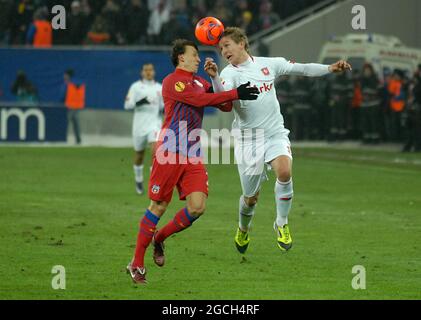 BUCAREST, ROUMANIE - 16 FÉVRIER 2012 : Vlad Chiriches (L) de la FCSB et Luuk de Jong (R) de Twente photographiés en action pendant la première partie de l'UEFA Europa League Round de 32 entre la FCSB et le FC Twente à l'arène nationale en 2011/12. Banque D'Images