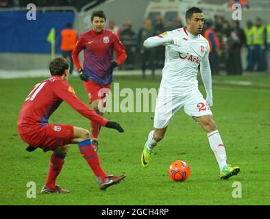 BUCAREST, ROUMANIE - 16 FÉVRIER 2012 : Nacer Chadli (R) de Twente photographié en action pendant la première partie du match de l'UEFA Europa League Round de 32 entre la FCSB et le FC Twente à l'arène nationale 2011/12. Banque D'Images