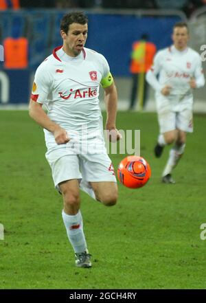 BUCAREST, ROUMANIE - 16 FÉVRIER 2012 : Peter Wisgerhof de Twente photographié en action pendant la première partie de l'UEFA Europa League Round of 32 2011/12 entre la FCSB et le FC Twente à l'arène nationale. Banque D'Images