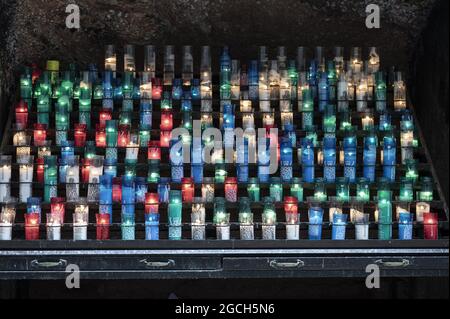 Abbaye de Montserrat à Barcelone, Espagne avec de longues rangées de bougies de couleur qui brûlent de façon vive Banque D'Images