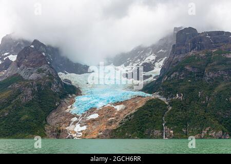 Glacier Balmaceda au printemps par le fjord du dernier espoir Sound, parc national Bernardo O'Higgins, Patagonie, Chili. Banque D'Images