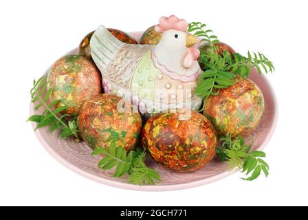 Oeufs peints à la main de Pâques et poulet à l'argile . Isolé sur blanc Banque D'Images