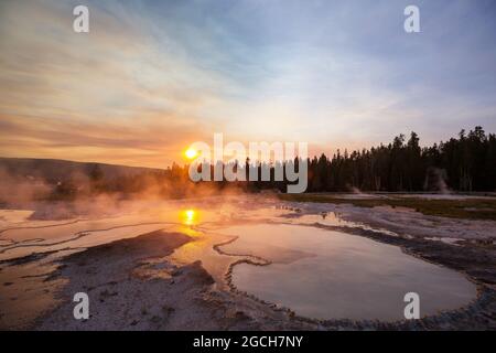 Fond naturel inspirant. Piscines et champs de geysers dans le Parc National de Yellowstone, aux États-Unis. Banque D'Images