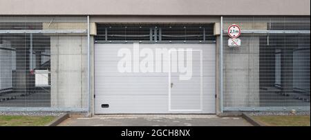 Portes fermées blindées en acier pour un grand garage à plusieurs niveaux. Banque D'Images