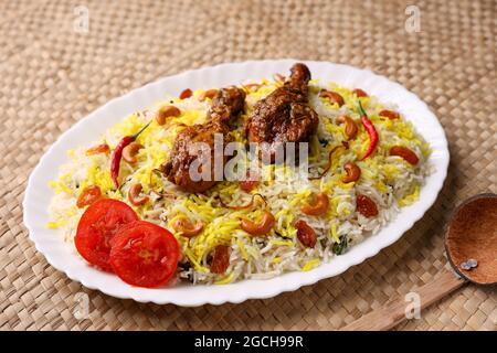 Poulet biryani Spicy Indien Malabar biryani Hyderabadi biryani, Dum Biriyani pulao bol doré Kerala Inde Sri Lanka Pakistan riz basmati Eid Banque D'Images