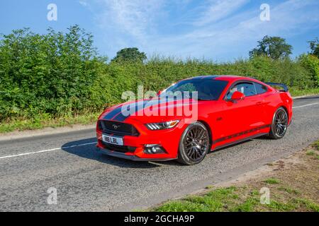 2016 Red Ford Mustang 5.0 litres 2dr fastback 4951 cc roadster essence Banque D'Images