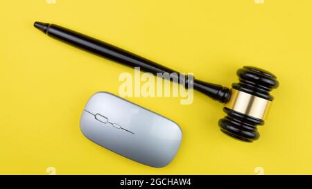 Le gavel du juge sur fond clair, vue de dessus. Concept de droit. Mise au point sélective sur le gavel sur fond jaune. Banque D'Images