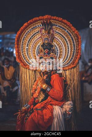 Mudiyettu est un théâtre rituel traditionnel et un drame de danse folklorique de Kerala qui encadre le conte mythologique d'une bataille entre les Kali et Darika Banque D'Images