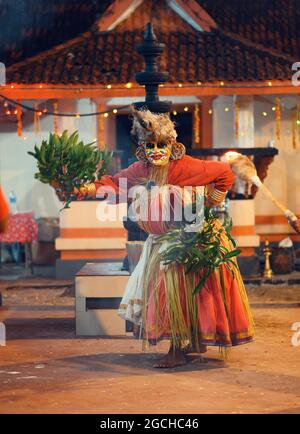 Mudiyettu est un théâtre rituel traditionnel et un drame de danse folklorique de Kerala qui encadre le conte mythologique d'une bataille entre les Kali et Darika Banque D'Images