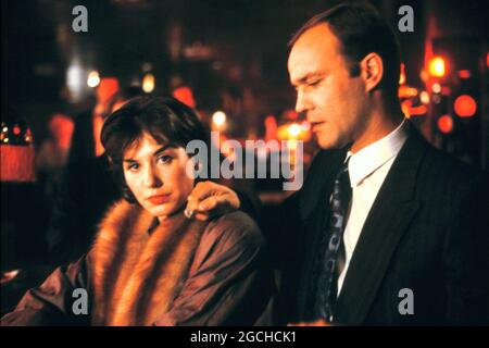 Ein Fall für Zwei, ZDF TV Krimi-Serie, 1985, Folge: Erben und Sterben, Szene mit BRIGITTE KARNER als Trixie und Keppler und HEINER LAUTERBACH als Axel Keppler. Ein Fall fuer Zwei, ZDF TV crime série, 1985, épisode: Erben und Sterben, scène: Brigitte Karner et Heiner Lauterbach Banque D'Images
