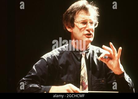 John Eliot Gardiner, Sir John Eliot Gardiner, britischer Dirigent, Chorleiter und Bach Spezialist, während einer Orchesterprobe, 1993. Sir John Eliot Gardiner, chef d'orchestre britannique, directeur de chœur et spécialiste de Bach, lors d'une répétition d'orchestre, 1993. Banque D'Images