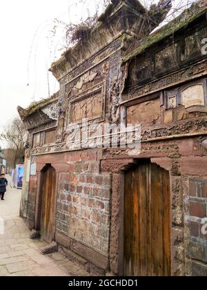 Un beau bâtiment ancien surcultivé dans le quartier de Lizhuang de la ville de Yibin dans le Sichuan, en Chine Banque D'Images