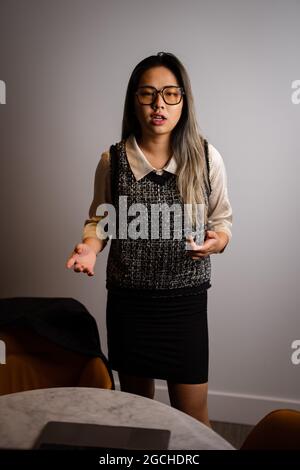 Une jeune femme asiatique scientifique présente des données analytiques dans une salle de conférence Banque D'Images
