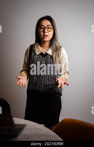Une jeune femme asiatique scientifique présente des données analytiques dans une salle de conférence Banque D'Images
