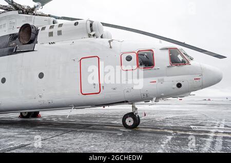 Hélicoptère lourd en hiver dans le parking Banque D'Images