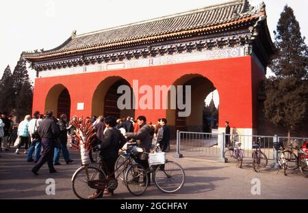 Souvenirhändler vor dem Areal des Himmelstempels in Peking, Chine 1998. Vendeurs de souvenirs devant le Temple du ciel à Beijing, Chine 1998. Banque D'Images