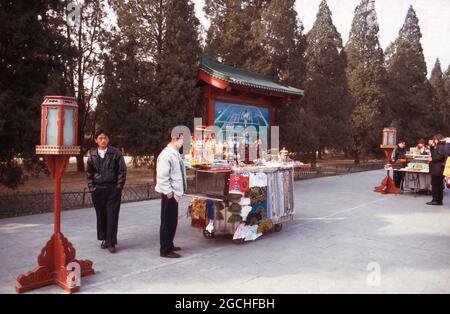 Souvenirhändler vor dem Areal des Himmelstempels in Peking, Chine 1998. Vendeurs de souvenirs devant le Temple du ciel à Beijing, Chine 1998. Banque D'Images