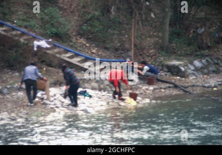 AM Ufer vom Li Jiang Fluss nahe der Stadt Guilin, Chine 1998. Par la rive de la rivière Li Jiang près de la ville de Guilin, Chine 1998. Banque D'Images