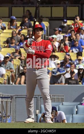 Los Angeles, États-Unis. 8 août 2021. Shohei Ohtani, le fianteur droit des Anges de Los Angeles, se prépare à une apparition à l'assiette contre les Dodgers de Los Angeles dans le huitième repas au Dodger Stadium de Los Angeles, le dimanche 8 août 2021. Photo de Jim Ruymen/UPI crédit: UPI/Alay Live News Banque D'Images