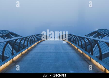 Le Millennium Bridge de Londres sur une matinée de brouillard épais Banque D'Images