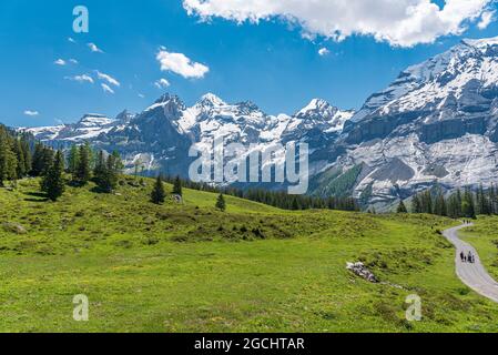 Géographie / Voyage, Suisse, paysage avec Blueemlisalp près du lac Oeschinen (Oeschinensee), DROITS-SUPPLÉMENTAIRES-AUTORISATION-INFO-NON-DISPONIBLE Banque D'Images