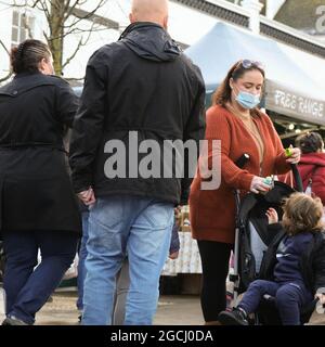 Décembre 2020, Epsom Surrey, Londres, Royaume-Uni, mère avec un enfant dans UNE poussette ou poussette de bébé portant un masque facial de protection pendant COVID-19 Banque D'Images