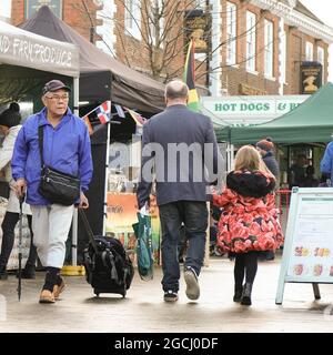 Décembre 2020, Epsom Surrey, Londres, Royaume-Uni, Anonyme Père et fille Shopping ensemble tenant des mains Banque D'Images