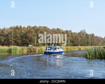 Bateau à moteur naviguant sur le canal dans le parc national ADLE Feanen, Frise, pays-Bas Banque D'Images