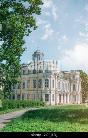 Peterhof, Saint-Pétersbourg, Russie, 09 août 2020 : palais du Grand-Duc Nikolai Nikolaevitch de Znamenka. Construit en 1770. Banque D'Images