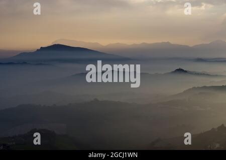 Brume sur les collines dans la province d'Ascoli Piceno en Italie le matin Banque D'Images