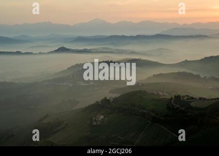 Brume sur les collines de la province d'Ascoli Piceno en Italie Banque D'Images