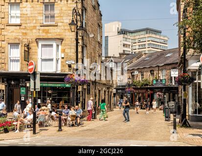 Après l'éclusage des foules appréciant le soleil dans le quartier de Montpellier à Harrogate, dans le North Yorkshire, Angleterre Royaume-Uni Banque D'Images