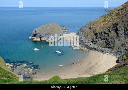 Traeth Bach une petite crique gallois entre Penbryn et Llangrannog sur le Ceredigion Coast Path Wales UK Banque D'Images