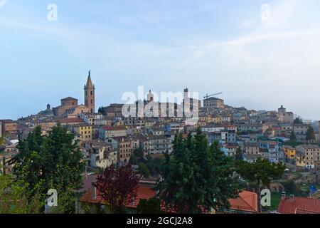 L'horizon de la ville de Ripatransone dans la province d'Ascoli Piceno, Italie Banque D'Images