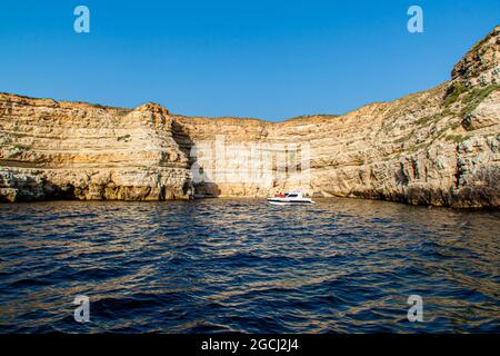Sébastopol, Crimée, Russie - 28 juillet 2021 : la mer Noire rogue la côte avec le bateau. Sébastopol, Russie. Banque D'Images
