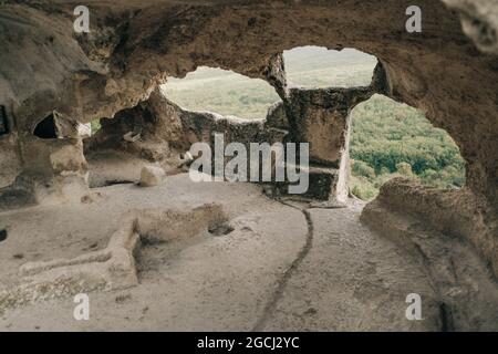 Eski-Kermen, une ville grotte, une forteresse dans les montagnes. Temple de l'Assomption. Banque D'Images