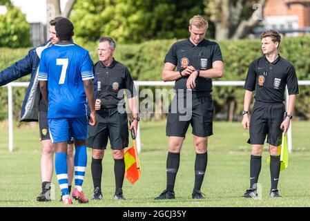 Arbitre et arbitres adjoints de la Ligue Essex en charge de l'arbitrage du Southend Manor contre le London Colney FC lors de la ronde préliminaire supplémentaire de la coupe FA Banque D'Images