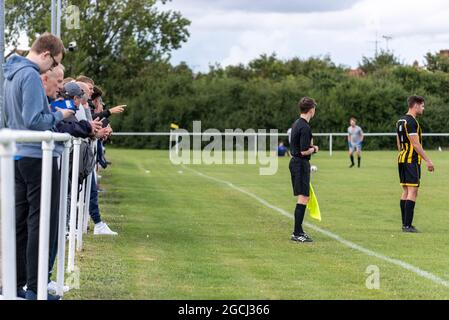 Les supporters qui regardent Southend Manor contre le London Colney FC dans le Round Extra préliminaire de la coupe FA. Les fans de retour après le verrouillage de COVID 19 Banque D'Images