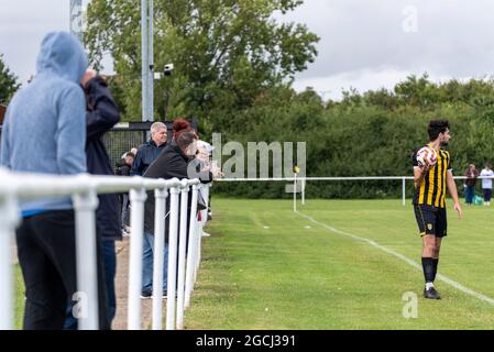 Southend Manor contre London Colney FC dans le Round Extra préliminaire de la coupe FA. Les fans et les supporters reviennent au match de football après le maintien de la COVID Banque D'Images